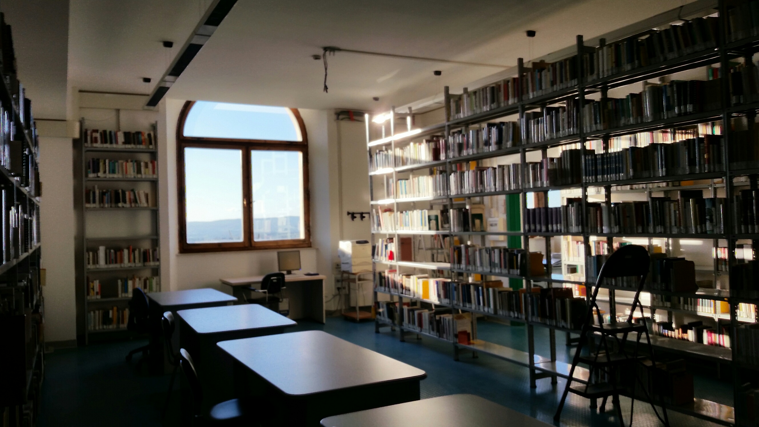 Una immagine della biblioteca del Centro AMA