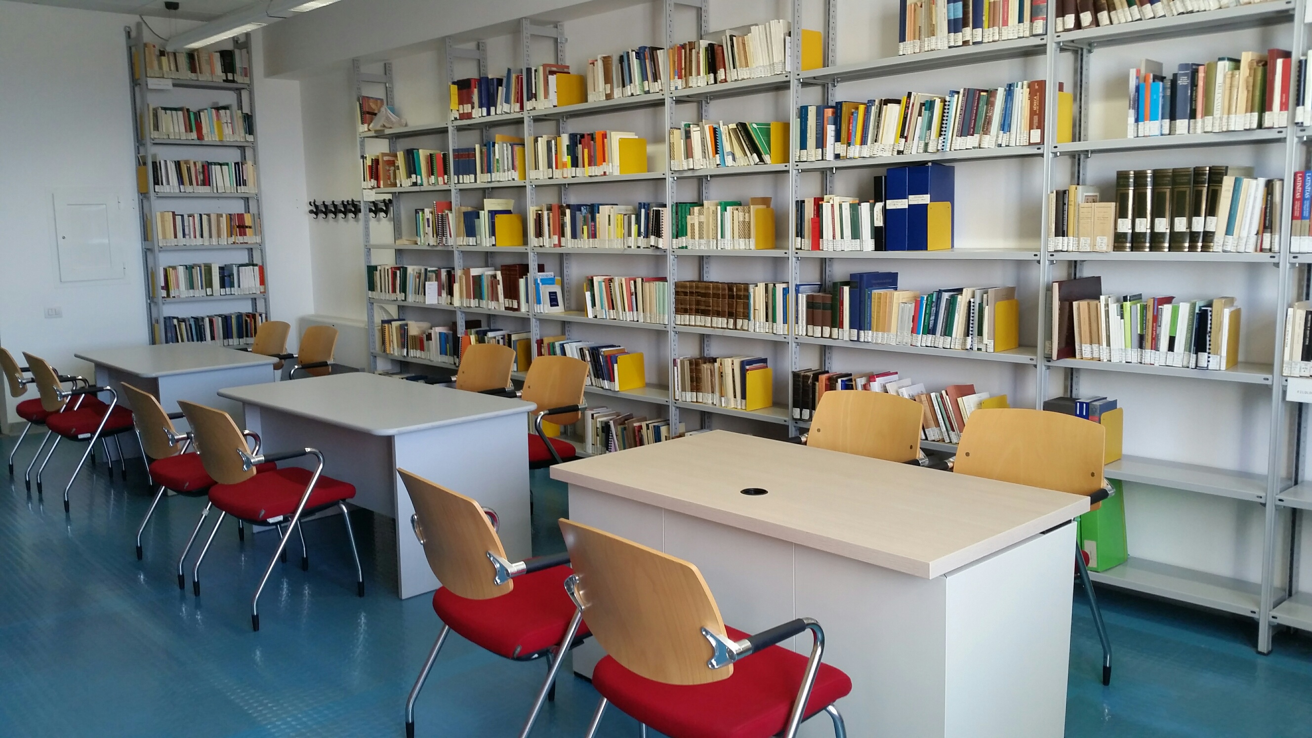 Una immagine della biblioteca del centro AMA